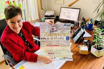 Ein halbes Jahrhundert Wurzelfest: Bockau begibt sich in den Ausnahmezustand - Franziska Meier organisiert das Wurzelfest das erste Mal als Bürgermeisterin von Bockau. Die 50. Auflage geht am Wochenende über die Bühne und bietet viele Besonderheiten, darunter einen Festumzug, Rummelflair und ein Traktorentreffen.