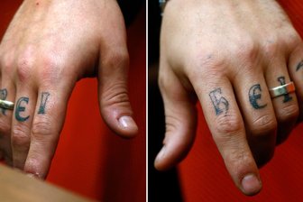 Auf André E.s Fingern beschwört er die "Freiheit" - eine Freiheit, die er nicht jedem zugesteht. Auf seinem Bauch fanden die Ermittler den tätowierten Schriftzug "Die Jew die", zu deutsch "Stirb Jude stirb". Auf seinem Hals prangen Glaubensbekenntnisse wie "Volk", "Familie", "Heimat".