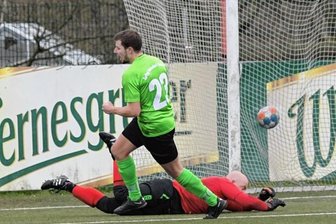 Ein Hattrick hält die SpVgg Reinsdorf-Vielau auf Kurs - Marco Dittrich (links) dreht jubelnd ab. Dreimal überwand der Stürmer der SpVgg Reinsdorf-Vielau am Sonntag in der zweiten Halbzeit den Meeraner Torwart Thomas Seidel. 