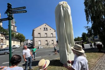 Ein Hauch Christo zum Finale: So wurde die Oelsnitzer Persiluhr gerettet - Ein Hauch von Christo-Verhüllung: Die sanierte Persiluhr wurde am Sonntagnachmittag ihres Tuches befreit.