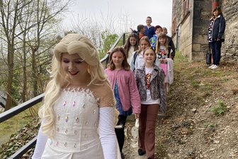Ein Hauch Disneyland auf Burg Mylau: Traumhafter Empfang für Vogtlands Miet-Prinzessin nach ihrer Rückkehr aus Korea - Miet-Prinzessin Elsa und ihr Gefolge auf dem Rundweg von Burg Mylau.