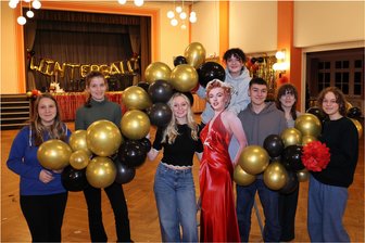 Ein Hauch Hollywood im Erzgebirge – Brecht-Gymnasiasten organisieren sich erneut Winterball mit allen Raffinessen - Auch goldene Ballons haben Viktoria, Johanna, Joline, Finja, Richard, Ada und Helene für die Deko gewählt.