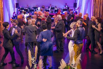 Ein Hauch Hollywood im Erzgebirge: Theaterball verspricht Stars, Glanz und Glamour - Gehört zu jedem Theaterball: die beliebte Walzerrunde für das Publikum.
