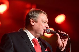Ein Hauch Kaiser-Mania: Konzert im Vogtland bietet Überraschendes - Thomas Hellwig-Honegger begeisterte mit einem Roland-Kaiser-Medley.