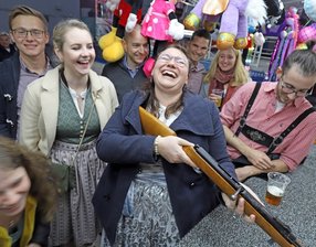 Ein Hauch Oktoberfest in Siebenlehn - Linda Fiedler (M.) hatte gemeinsam mit ihrer Truppe viel Spaß auf der Siebenlehner Oktoberfestmeile. 