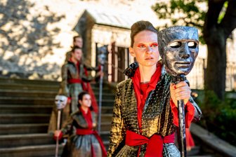 Ein Hauch Salzburg im Erzgebirge: So stirbt der reiche Mann in Annaberg - Der „Jedermann" wird am Freitagabend zum ersten Mal in diesem Sommer vor der Sankt Annenkirche gespielt.