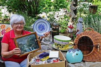Ein Hauch von "Bares für Rares" auf dem Fuchsberg in Meerane - Auch die Vereinsvorsitzende Barbara Bittner beteiligt sich am Hausflohmarkt.