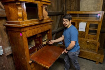 Ein Hauch von „Bares für Rares“: Vogtländische Museumsstücke finden neue Besitzer - Danilo Jahnig führte am Samstag die Besucher durch das Museum und zeigte die Stücke, die einen neuen Besitzer suchten.