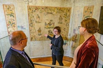 Ein Hauch von China in Westsachsen - Karl Weiß, Roxana Neumann und Dorothea List (links) präsentieren das restaurierte Chinesische Kabinett.