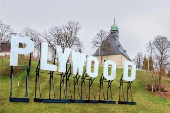 Ein Hauch von Hollywood: Olbernhau bekommt riesigen Schriftzug - So soll der Schriftzug in Olbernhau aussehen, der im Rahmen eines Kunstprojektes zur Kulturhauptstadt Chemnitz 2025 verwirklicht wird. Der exakte Standort wird noch abgestimmt. Die Buchstaben sollen aus Kupfer bestehen.