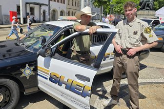 Ein Hauch von Kalifornien: Der Crimmitschauer Ulf Trömer fährt ein echtes US-Polizeiauto - Ulf Trömer (l.), hier mit Mitstreiter Finley Geßler, während des Blaulichttages am Wochenende vor dem Theater in Zwickau.