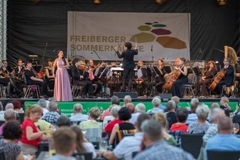 Ein Hauch von Lateinamerika weht über Freiberg - Sängerin Lindsay Funchal und die Mittelsächsische Philharmonie unter Leitung von José Luis Gutiérrez begeisterten die Zuschauer. 