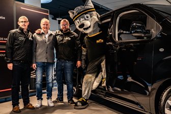 Ein Hauch von Olympia in Mittelsachsen: Kreissportbund bekommt Olympia-Shuttle von Paris - Übergabe des Kleinbusses im Toyota-Autohaus Chemnitz an den Kreissportbund: Eric Braun, Andreas Wagner, Benjamin Kahlert und KSB-Maskottchen Fredi Wolf/v. l.).