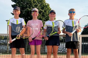 Ein Hauch von US Open am Olbernhauer Tennisnetz - In der U-12-Bezirksklasse belegen Finn Prezewowsky, Josie Israel, Vanessa Winzer und Felix Ullmann (von links) vom Olbernhauer TC aktuell Platz 1.