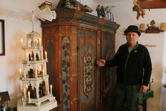 Ein Hauch von Weihnachten in Reuth - Von 1828 ist der Bauernschrank, den Klaus Hechler hier zeigt.