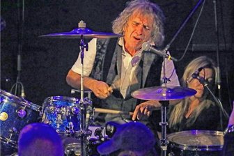 Ein Hauch von Woodstock in Lichtentanne - Corky Laing und seine Band waren am Samstagabend in der Lichtentanner Kulturkirche St. Barbara zu Gast. 