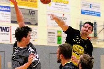 Ein Heimspiel zum Vergessen - Der Oelsnitzer Max Schieferdecker (rechts) erzielt hier eines seiner vier Tore gegen Fraureuth.