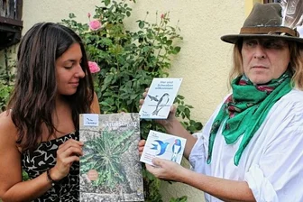 Ein Herz für die Schwalbe - Jens Neumeister überreicht Annemarie Zeh aus Stelzen die Plakette als schwalbenfreundliches Haus.