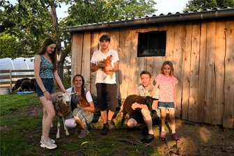 Ein Herz für Tiere: Auf dieser Farm im Vogtland finden Lebewesen in Not ein neues Zuhause - Hier sind alle glücklich, Menschen wie Tiere: Familie Sagan auf ihrer Tierlebensfarm.