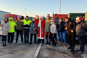Ein Herz für Trucker an der Autobahn 4 bei Dresden: Wie Mittelsachsen Fernfahrer überraschten - Die Aktion der mittelsächsischen Ehrenamtler kam sehr gut an.