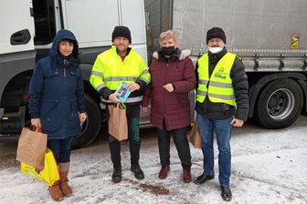 Ein Herz für Trucker: Crimmitschauer beschenken Lkw-Fahrer zu Weihnachten - Bereits zur Coronazeiten wurden Trucker von Crimmitschauern wie Birgit Schmieder (links) sowie Susanne und Guntram Adler (dritte und vierte Person von links) zur Weihnachtszeit beschenkt. Auch in diesem Jahr gibt es diese Aktion.