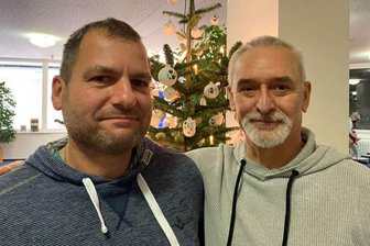 Ein Herz und eine Seele: Ein Zwickauer Tischtennisspieler rettet seinem Mannschaftskameraden das Leben - Tischtennisspieler Marco Pohler (links) bei seinem Besuch in der Kurklinik in Bad Elster. Rechts im Bild sein Mannschaftskamerad Jürgen Bochmann, dem er das Leben gerettet hat und der hier zur Reha ist.