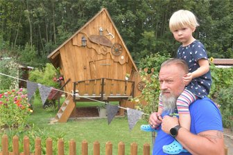 Ein Hexenhäuschen und andere Raritäten: Das sind die Hingucker der Gärtner am Wasserturm in Freiberg - Das „Hexenhaus“ in der Parzelle Nummer 58 gehört zu den Hinguckern der Kleingartenanlage „Am Wasserturm“ in Freiberg. Zum 3. Freiberger Gartentag haben auch René Hahn und Annalena das Unikum besichtigt. Ein Ziel des Gastgebervereins ist es laut Vorstand, Kindern spielerisch das Gärtnern nahe zu bringen.