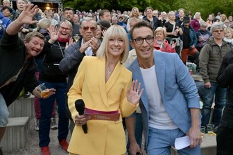 „Ein Hexenkessel ist nichts dagegen“: So lief die große MDR-Party auf der Kirchberger Freilichtbühne - Sie moderierten die zweieinhalbstündige Show, die live im MDR übertragen wurde: Christin Stark und Peter Imhof.