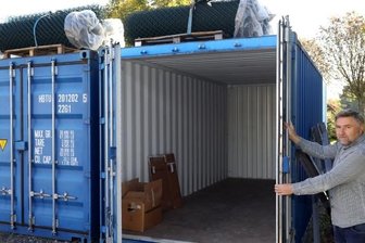 Ein Hilfstransport für Sambia - Zwei Überseecontainer mit Hilfsgütern für Menschen im sambischen Chongwe stehen derzeit auf dem Betriebsgelände von Thomas Reinhold, Geschäftsführer der Firma Grünland in Hermsdorf. 