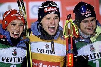 Ein historischer Tag der Sachsen - Glückstrahlendes Trio: Die Nordisch Kombinierten Terence Weber (Mitte), Eric Frenzel (beide SSV Geyer) sowie Vinzenz Geiger aus Oberstdorf auf dem Podest in Ruka. 