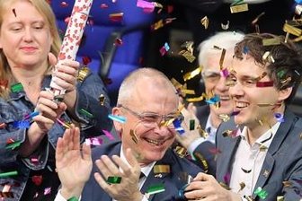 Ein historisches Ja-Wort - Konfettiregen: Für den Grünen-Politiker Volker Beck (Mitte) ist mit der Entscheidung für die "Ehe für alle" ein Traum in Erfüllung gegangen. Er gilt als einer der Vorkämpfer für die Rechte Homosexueller.