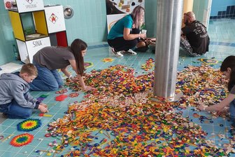 Ein Hoch auf analoges Spielzeug: Beim Spielzeugmacherfestival in Seiffen war auch Neuhausen gut vertreten - Beim Spielzeugmacherfestival lud der Spielzeughersteller Sina zum Gestalten ein.