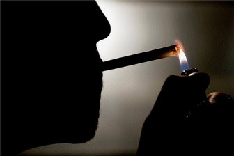 Ein Hoch auf den Knaster! - Die Zigarette riecht auch nicht toll, aber tut wenigstens nicht so, gesund zu sein, nur weil man es noch nicht besser weiß.