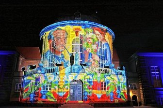 Ein Hoch auf den Zwickauer Maler: Max Pechstein hat Geburtstag - Zur 900-Jahr-Feier von Zwickau im Jahr 2018 wurden beim "Festival of Lights" die Städtischen Kunstsammlungen mit einem Porträt Max Pechsteins angestrahlt.