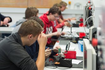 Ein Hoch auf die Praxis? Wie eine Schneeberger Schule mit Unternehmen kooperiert - Eine Studie der IHK Chemnitz nimmt praxisnahen Unterricht in den Fokus. Symbolbild: Ausbildungstag in Erfurt.