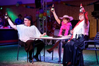 Ein Hoch auf Döhlen: Warum eine Friseurin und eine Krankenschwester vom Fasching nicht lassen können - Die Damen mit den drei „E“ (v. l.): Jacqueline Senf als Erna, Ivonne Lange als Erika und Daniela Gramm als Else.
