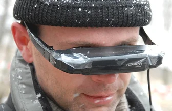 Ein Hohlraum und Spuren von Metall: Neue Messungen bestätigen Fund - Ronald Jung nutzt bei der Sondierung mit dem Metalldetektor eine Videobrille.