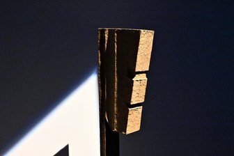 Ein Holzbildhauer, drei Ausstellungen in Chemnitz: Der Zeuge eines Jahrhunderts - Faszinierend ins Licht gesetzt: „Weiblicher Akt" von Friedrich Press in der Galerie E.Artis im Wirkbau.