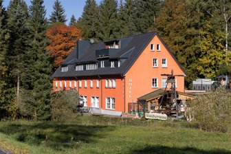 Ein Hotel im Erzgebirge und drei Sperrscheiben: Fichtenhäusel von der Außenwelt abgeschnitten - Das Fichtenhäusel im Pöhlagrund hat eine lange Geschichte: Um 1900 war es als Holzschneidmühle errichtet worden. Später diente es unter anderem als Ferienheim. Jetzt ist es ein Erlebnishotel mit Restaurant.
