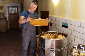 Ein Imker aus Westsachsen verrät, wie er „Zementhonig“ ins Glas bekommt - Seinen Deckelwachsschmelzer bezeichnet Imker Thomas Griebel als eierlegende Wollmilchsau. Auf bis zu 90 Grad lässt sich der Innenraum erhitzen. Das ist mehr als nötig, um den Zementhonig aus der Wabe zu bekommen.