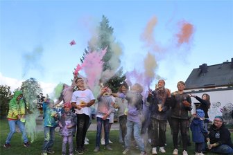 Ein indisches Frühlingsfest mitten im erzgebirgischen Herbst - Sie sorgten für mehr Farbe im Herbst: die bunten Pulvertüten, die bei den Festen in die Luft fliegen.