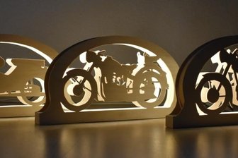 Ein Ingenieur setzt Oldtimer schnittig in Szene - Von links nach rechts im Rampenlicht der Lichterbögen: Simson Star,_EMW R 35_und Simson Sport 17.