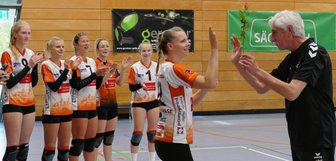 Ein Ingenieur und Gentleman - Trainer Juri Mühlstein hatte für jede seiner Spielerinnen vor dem ersten Heimspiel eine Überraschung parat - in Form einer Rose.