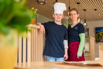 „Ein irrer Kampf“: Wie das Café „Anna + Sascha“ im Erzgebirge behinderte Menschen ins Leben holt - Katja Seifert mit ihrem Adoptivsohn Sascha im Café „Anna + Sascha“ des neuen Inklusionshotels in Annaberg-Buchholz.