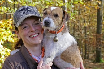 Ein Jahr als Jungjägerin in Gersdorf: Wurde der Wald inzwischen leer geschossen? - Seit einem Jahr hat Kristin Pfeiffer den Jagdschein. Seither darf sie als Jungjägerin mit auf Jagd gehen. In Oberrothenbach war sie vergangenes Wochenende als Hundeführerin mit Archibald unterwegs.