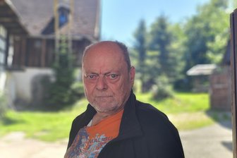 Ein Jahr auf Tour mit Dialyse-Patienten im Vogtland: Der tägliche Kampf um ein Leben in Würde - Robby (57) lag drei Monate im Koma, saß sieben Jahre im Rollstuhl, steht wieder auf eigenen Füßen und arbeitet sogar. An drei Tagen pro Woche muss er nach Plauen zur Dialyse.