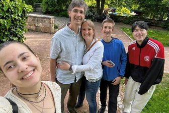 Ein Jahr Chemnitz: Eine junge Argentinierin und ihr Geburtstagswunsch - Aracelie Anskaitis, Thorsten, Sandy und Niklas Wagner. Shun Suematsu ist ein ehemaliges Gastkind der Wagners. Der Japaner war gerade zu Besuch da aus Mainz, wo er studiert.