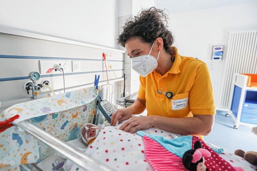 Ein Jahr Chemnitzer Kinderklinik: Hilfe auf dem Weg ins Leben - Zwei Plätze gibt es im Schlaflabor der Kinderklinik des Klinikums. Kinderkrankenschwester Kathrin Strobel schaut nach Reyyan, die im vergangenen Oktober in der 23. Schwangerschaftswoche geboren wurde. Wie jedes Frühchen wird auch sie im Schlaflabor untersucht. 