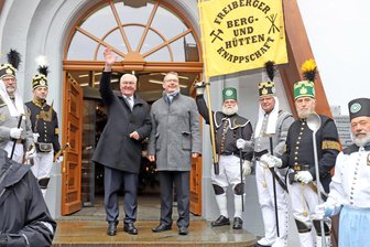 Ein Jahr danach: Was blieb in Freiberg nach dem Besuch von Bundespräsident Frank-Walter Steinmeier? - Bundespräsident Frank-Walter Steinmeier und Freibergs Oberbürgermeister Sven Krüger am 6. Dezember 2022 auf den Treppen des Rathauses, wo sie von einer Abordnung der Historischen Freiberger Berg- und Hüttenknappschaft empfangen wurden.