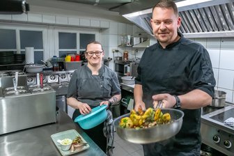 Ein Jahr Erzgebirge: Berliner Küchenchef setzt alles auf eine Karte - Markus Schäker wird in der Küche von Köchin Nicole Ehrig unterstützt.